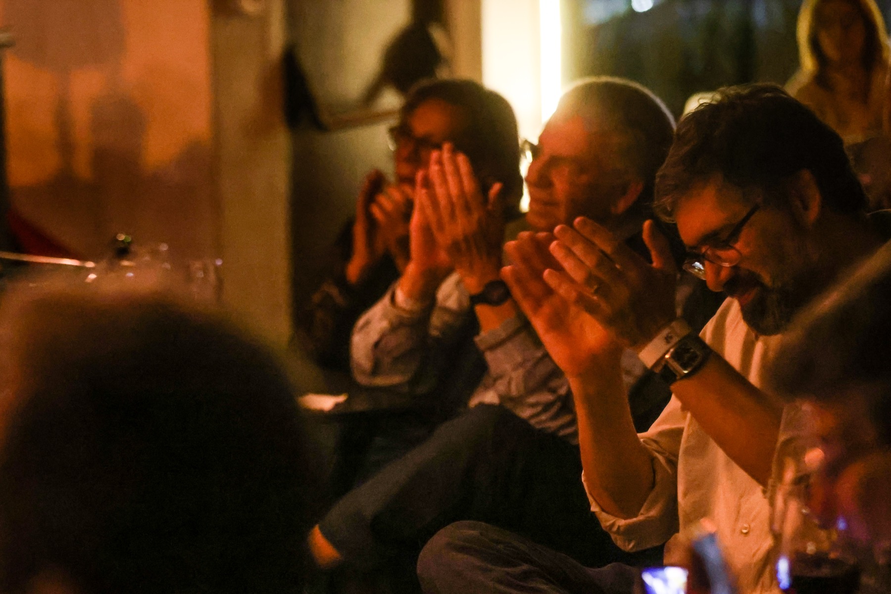 Público aplaudindo de perto no show Brasil até Jazz