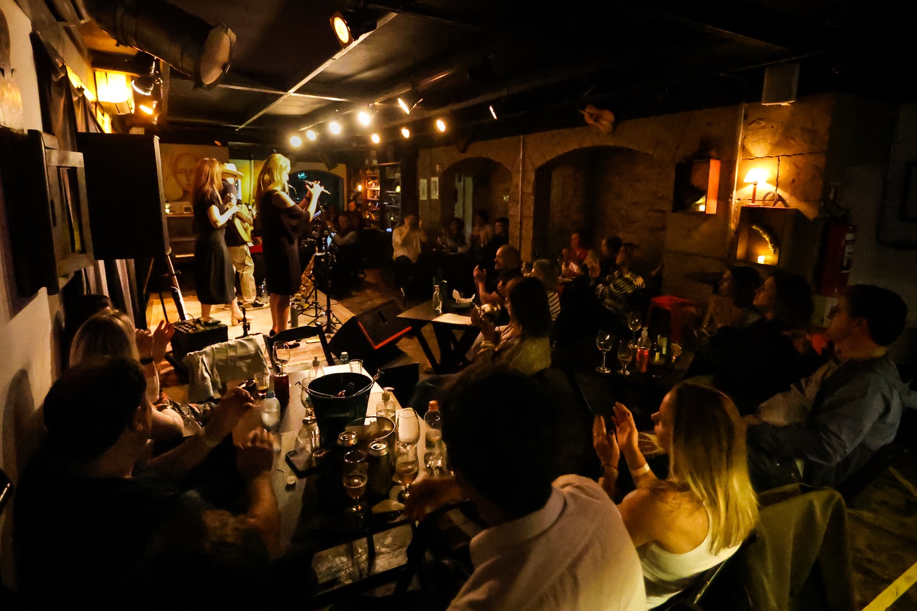 Público assistindo ao Brasil até Jazz em casa cheia